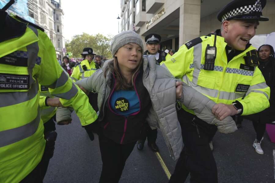 Greta Thunberg arrestata a Londra durante una manifestazione contro l’Energy Intelligence Forum