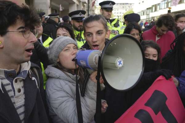 Environmental activist Greta Thunberg shouts slogans during the Oily Money Out protest outside the Intercontinental Hotel, in London, Tuesday, Oct. 17, 2023. Greta Thunberg was detained by British police on Tuesday alongside other climate activists who gathered outside a central London hotel to disrupt a meeting of oil and gas company executives. (AP Photo/Kin Cheung)


Associated Press/LaPresse
Only Italy and Spain