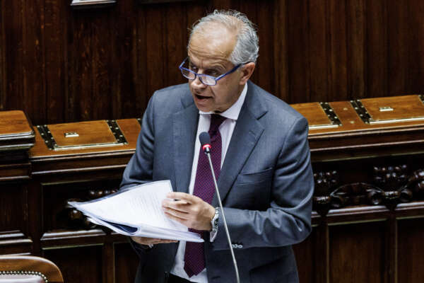 Migranti, Piantedosi alla Camera: “Rischio infiltrazione terroristica nei flussi, nel 2023 sbarcate 140mila persone in Italia”