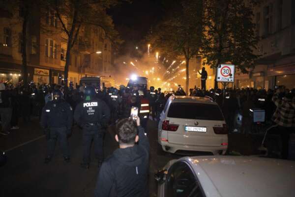 Berlino, 65 poliziotti feriti a Neukoelln nella manifestazione filo palestinese: pietre e fuochi d’artificio contro gli agenti