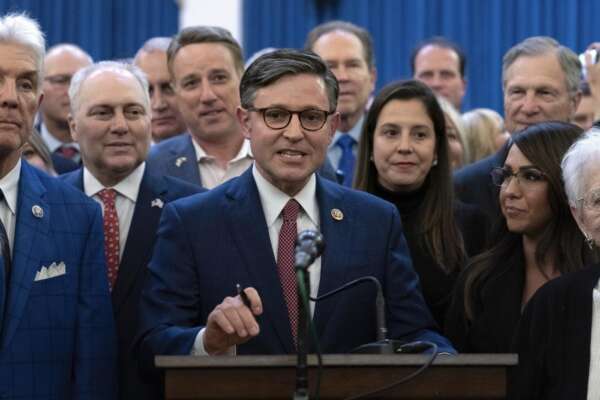 Stati Uniti, chi è il nuovo speaker della Camera: il repubblicano Mike Johnson, alleato di Trump e anti aborto