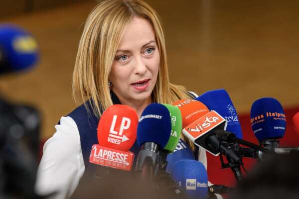 Meloni da Bruxelles tira dritto sulla manovra: “Nessun problema con Salvini, Tajani e Mediaset. Su Sgarbi valuteremo”