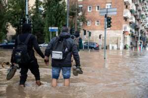 Bomba d’acqua nella notte a Milano, esonda il Seveso: strade allagate e disagi. Lago di Como vicino a straripare Bomba d’acqua nella notte a Milano, esonda il Seveso: strade allagate e disagi. Lago di Como vicino a straripare