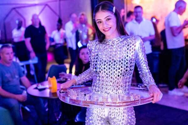 Foto di repertorio, esempio di ragazza tavolino | Facebook Afrodizzyacts Entertainment Foto di repertorio, esempio di ragazza tavolino | Facebook Afrodizzyacts Entertainment