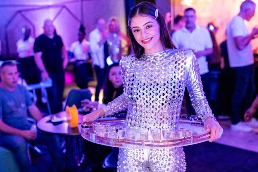 Foto di repertorio, esempio di ragazza tavolino | Facebook Afrodizzyacts Entertainment