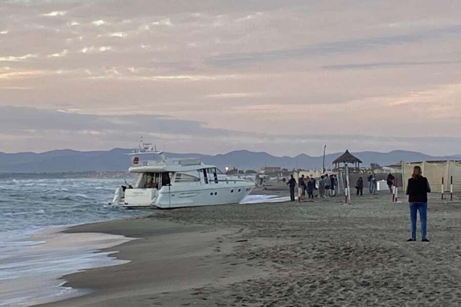 Yacht spiaggiato a Fregene, risolto il ‘giallo’: barca alla deriva per giorni, passeggeri salvi