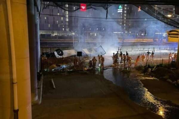 VIDEO – Pullman precipita da cavalcavia a Mestre e prende fuoco: “Ci sarebbero almeno 20 vittime, tra cui due bambini”