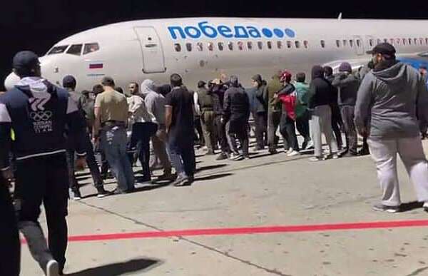 Daghestan (Russia), sommossa anti Israele all’aeroporto di Makhachkala: 60 arresti. Cercavano volo da Israele