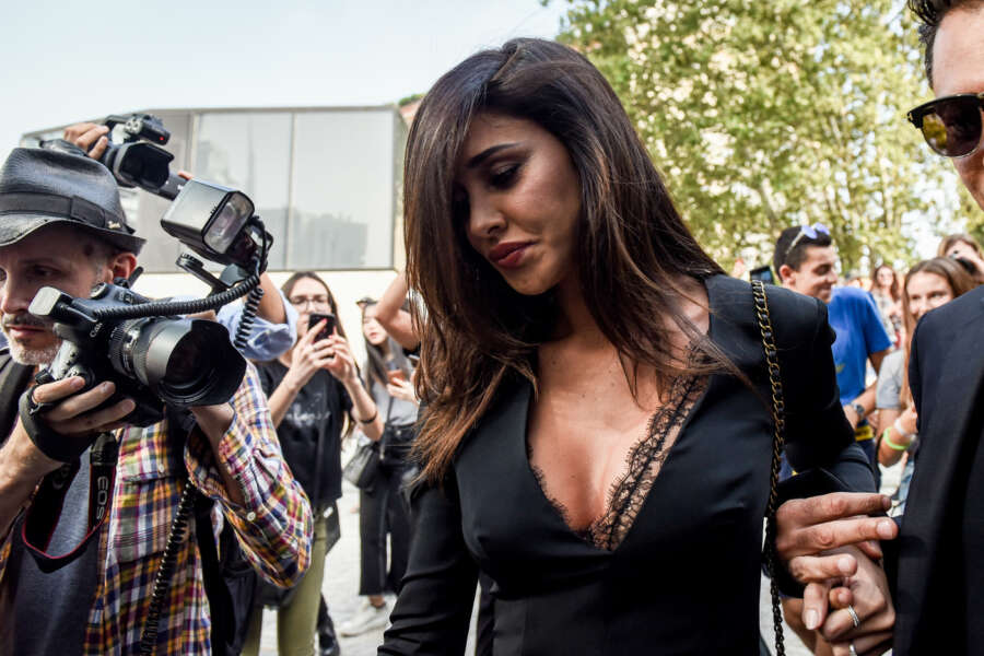 “Non faccio finta di non vedere, facce mascherate” Belen criptica di domenica su Instagram con le foto dei cavalli “sente i sensi risvegliarsi dopo il letargo”