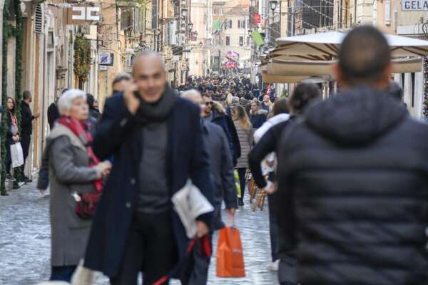 Roma, cane precipita dal balcone in via Frattina e ferisce una ragazza incinta. L’animale muore, la 28enne trasportata in ospedale