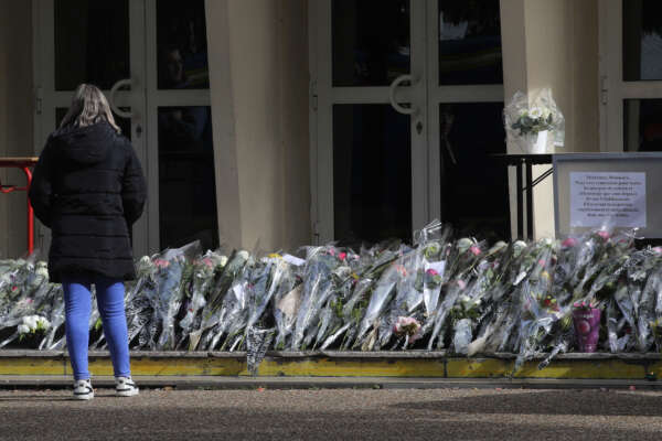 Attentato di Arras, Macron parla alla Francia: “Colpiscono la scuola perché è il cuore del futuro”