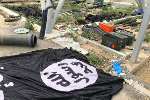 Ritrovata bandiera dell’Isis su un miliziano di Hamas