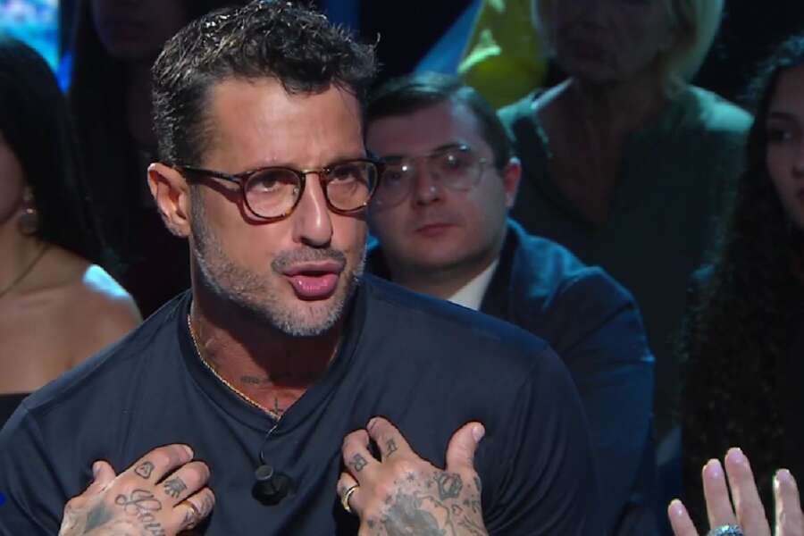 Corona soap opera, va dalla De Girolamo, tace e poi attacca la Rai: “Censurato sulle scommesse”. A Striscia tre nomi nuovi e il video di Zaniolo