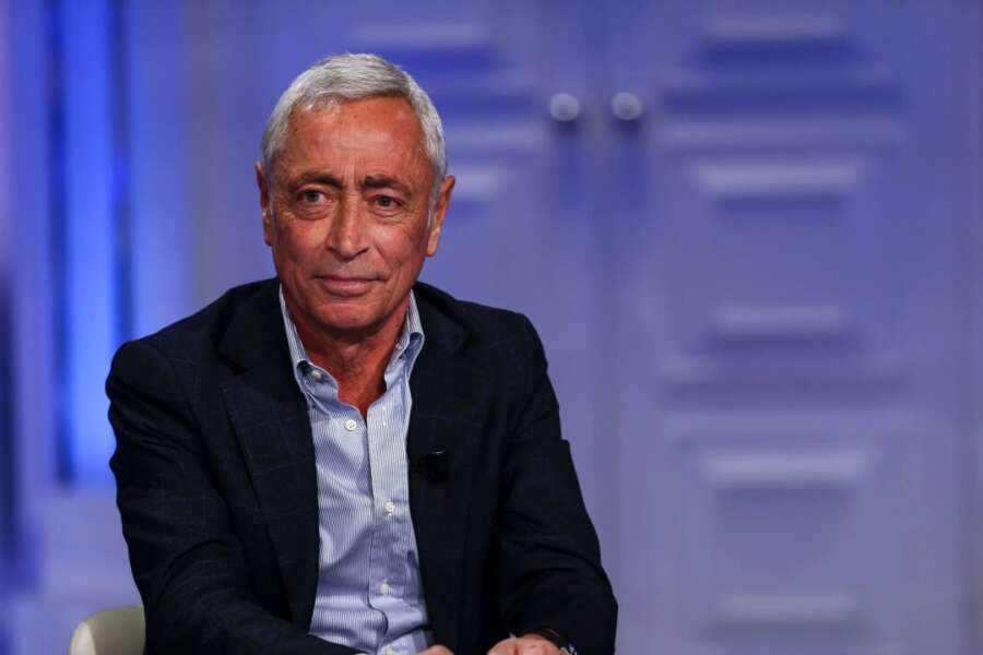 L’immunologo Francesco Le Foche in gravi condizioni, paziente gli spacca la faccia: “Mi stai curando male”