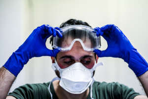 Covid, +66% di casi nell’ultima settimana. L’aumento esponenziale con la KP3 e il problema del caldo: “Rischio scompensi cardiocircolatori” Covid, +66% di casi nell’ultima settimana. L’aumento esponenziale con la KP3 e il problema del caldo: “Rischio scompensi cardiocircolatori”