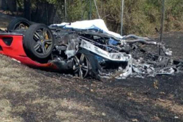Sardegna, scontro frontale tra camper e Ferrari: l’auto si ribalta e prende fuoco. Una Lamborghini finisce fuori strada, morti carbonizzati