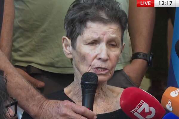 Il racconto della donna liberata da Hamas: “Picchiata e portata via in moto, nei tunnel di Gaza noi ostaggi trattati bene”