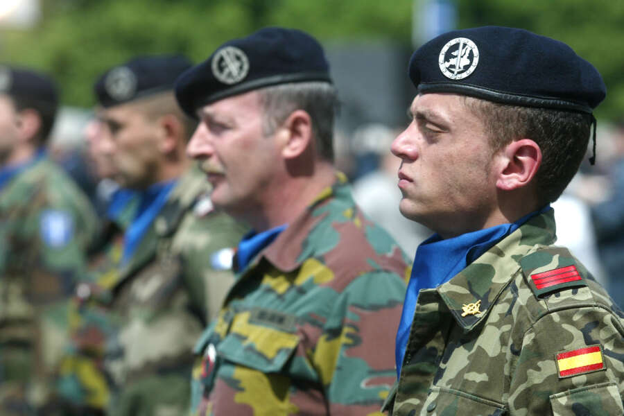 ©MAURO SCROBOGNA/LAPRESSE
03-05-2004 STRASBURGO
POLITICA
PARLAMENTO EUROPEO – SESSIONE SPECIALE PER L’ALLARGAMENTO UE
NELLA FOTO MILITARI CON INSEGNE BRIGATA EUROPEA