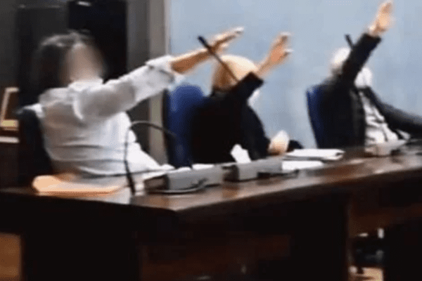 Cogoleto, saluto fascista dei 3 consiglieri del Comune: pagheranno viaggio studenti nei campi di sterminio. La difesa: “Saluto scomposto, non romano” Cogoleto, saluto fascista dei 3 consiglieri del Comune: pagheranno viaggio studenti nei campi di sterminio. La difesa: “Saluto scomposto, non romano”