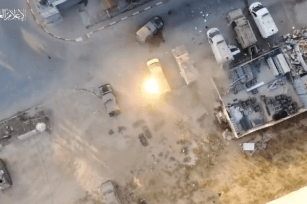 Hamas bombarda un’ambulanza militare israeliana con un drone | IL VIDEO