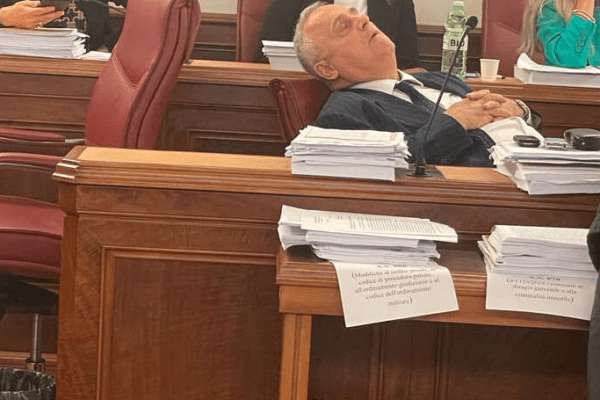 Con Lotito sonnellino garantito, la straordinaria abnegazione del senatore e presidente della Lazio