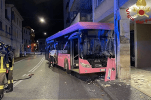Il nuovo incidente d’autobus a Mestre accende l’allarme sui veicoli elettrici. ‘La Linea’ assicura: “Nessun guasto”, ma sospende il servizio. E spunta fuori un vecchio tamponamento