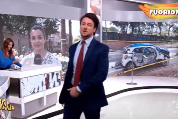 I fuorionda di Andrea Giambruno, dal ciuffo alle offese a staff e “pelati”, parole dolci solo per la collega: “Questo blu estoril… “