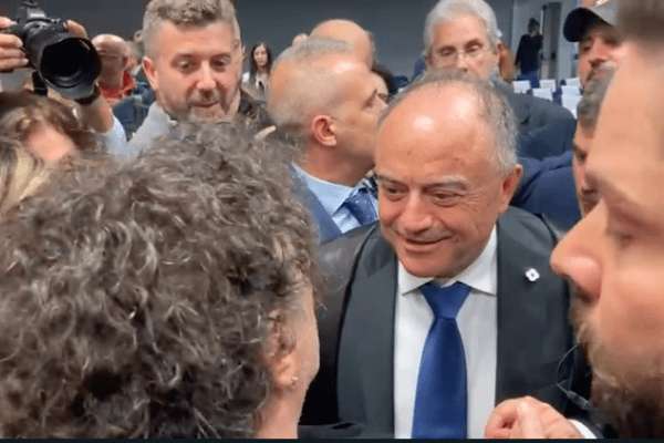 Gratteri a Napoli, l’abbraccio con Avitabile, la casa in caserma e l’appello ai cittadini: “Innocenti uccisi? Denunciate, noi ci saremo”