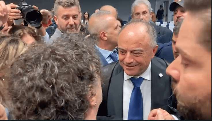 Gratteri a Napoli, l’abbraccio con Avitabile, la casa in caserma e l’appello ai cittadini: “Innocenti uccisi? Denunciate, noi ci saremo”