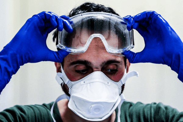 Covid, multa ai medici-eroi per gli straordinari: Procacci scrive a Mattarella