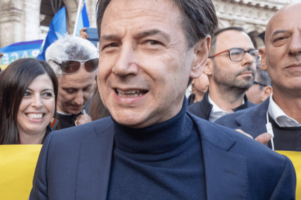 Conte (e il Pd?) in piazza Sì, ma senza bandiere