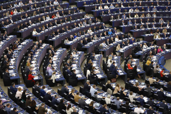 Risultati Europee, come cambia la composizione del Parlamento: crollo di Renew Europe, impennata della destra tra i Popolari e i Conservatori