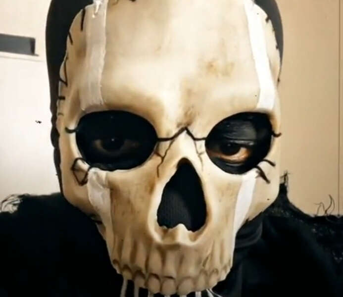 TikToker suicida, il padre: “False accuse di pedofilia e gogna mediatica” la procura apre un fascicolo