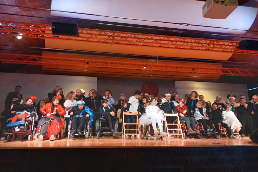 Arcobaleno degli artisti, la compagnia teatrale che supera ogni barriera in scena con “Se il mondo si desse la mano”