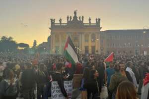 Roma, 20mila manifestanti pro Palestina strappano bandiera di Israele alla Fao. Ronzulli: “Sinistra prenda le distanze” | 300 arresti a New York