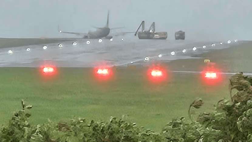 Maltempo, aereo oscilla al momento dell’atterraggio e finisce fuori pista. La paura dei passeggeri: “Le ali erano incontrollabili”