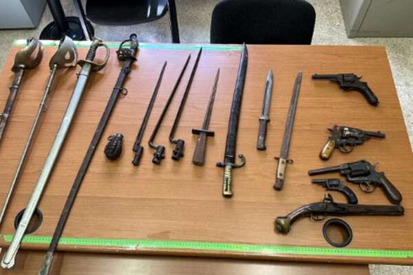 Pescara, entrano in casa di un 80enne e trovano bombe, granate, sciabole e baionette. Necessario intervento Nucleo Artificieri