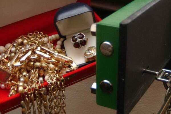 Turista accusa hotel di lusso di Milano: “Spariti dalla cassaforte gioielli per 700mila euro”