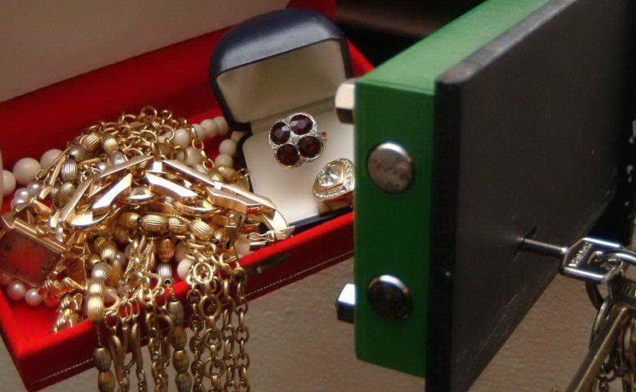 Turista accusa hotel di lusso di Milano: “Spariti dalla cassaforte gioielli per 700mila euro”