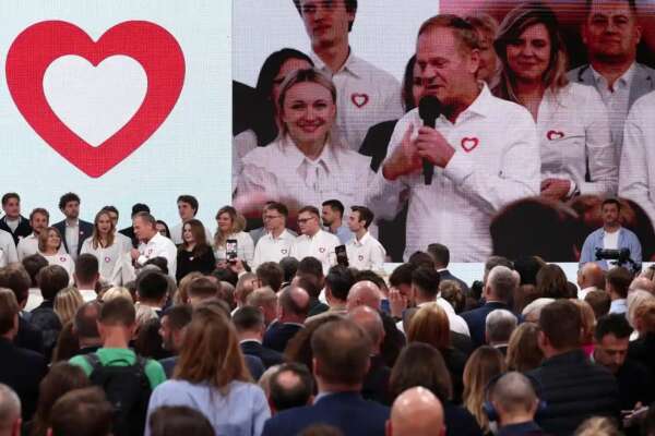 Elezioni Polonia, spoglio ancora in corso: l’opposizione conquista la maggioranza dei seggi Elezioni Polonia, spoglio ancora in corso: l’opposizione conquista la maggioranza dei seggi