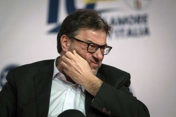 Giorgetti boccia Meloni e Salvini: “Mes andava approvato. Superbonus mangia i soldi per la sanità. Decido io su dimissioni”