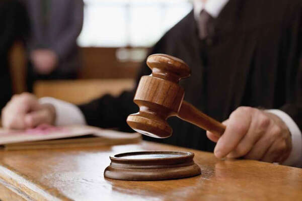 Il giudice che condannò l’imputato senza aspettare la discussione: “Ero stressato”