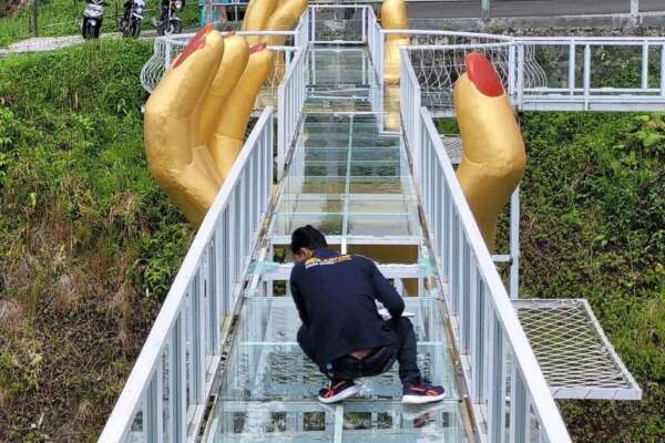 Indonesia, crolla il ponte di vetro Geong Bridge: pannelli si frantumano e i turisti precipitano nel vuoto