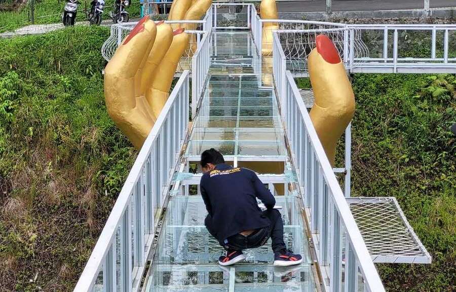 Indonesia, crolla il ponte di vetro Geong Bridge: pannelli si frantumano e i turisti precipitano nel vuoto