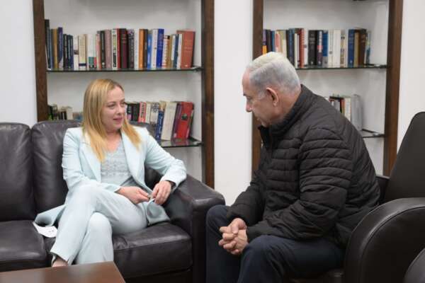 Meloni a Tel Aviv incontra Netanyahu: “Noi non siamo come i terroristi. Lotta ad antisemitismo oggi come ieri”