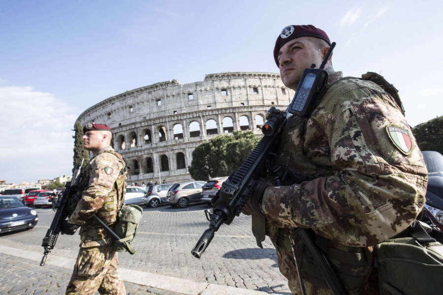 Foto LaPresse – Andrea Panegrossi
07/04/2017-Roma, Italia
cronaca
Sicurezza a Roma. Militari al Colosseo

Photo LaPresse – Andrea Panegrossi
07/04/2017 Rome, Italy
chronicle
Security in Rome. Military in Colosseo