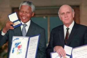 Accadde Oggi 17 ottobre, Nelson Mandela e Frederik de Klerk vincono il Nobel per la pace: “Cancellata l’apartheid, ecco le basi per un nuovo Sudafrica” Accadde Oggi 17 ottobre, Nelson Mandela e Frederik de Klerk vincono il Nobel per la pace: “Cancellata l’apartheid, ecco le basi per un nuovo Sudafrica”