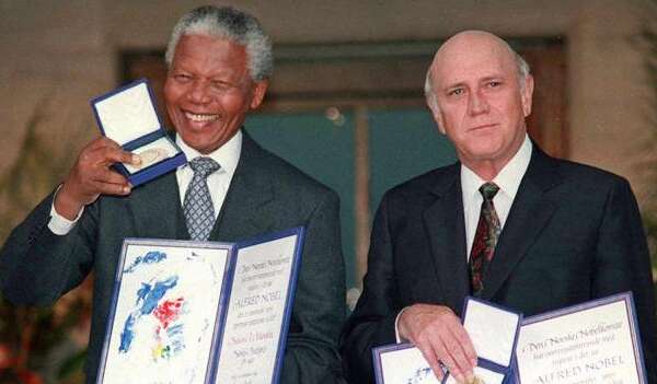 Accadde Oggi 17 ottobre, Nelson Mandela e Frederik de Klerk vincono il Nobel per la pace: “Cancellata l’apartheid, ecco le basi per un nuovo Sudafrica”