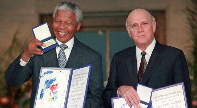 Accadde Oggi 17 ottobre, Nelson Mandela e Frederik de Klerk vincono il Nobel per la pace: “Cancellata l’apartheid, ecco le basi per un nuovo Sudafrica”