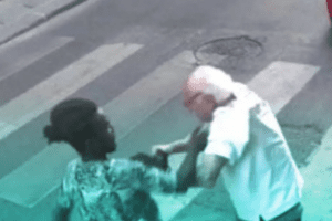 Firenze, orrenda aggressione tra l’indifferenza dei passanti: anziano di 91 anni aggredito con calci e pugni in via degli Orti Oricellari. Volevano l’orologio della famiglia Agnelli